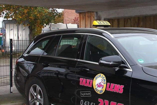 Mercedes-Kombi von Taxi Lens mit Taxischild
