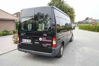 Großraumtaxi von hinten
