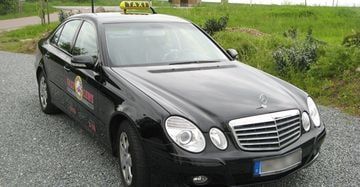 Mercedes-Limousine mit Taxischild