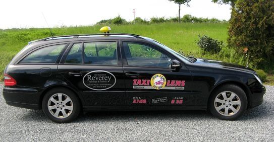 Schwarzer Mercedes-Kombi mit Taxi-Lens-Beschriftung